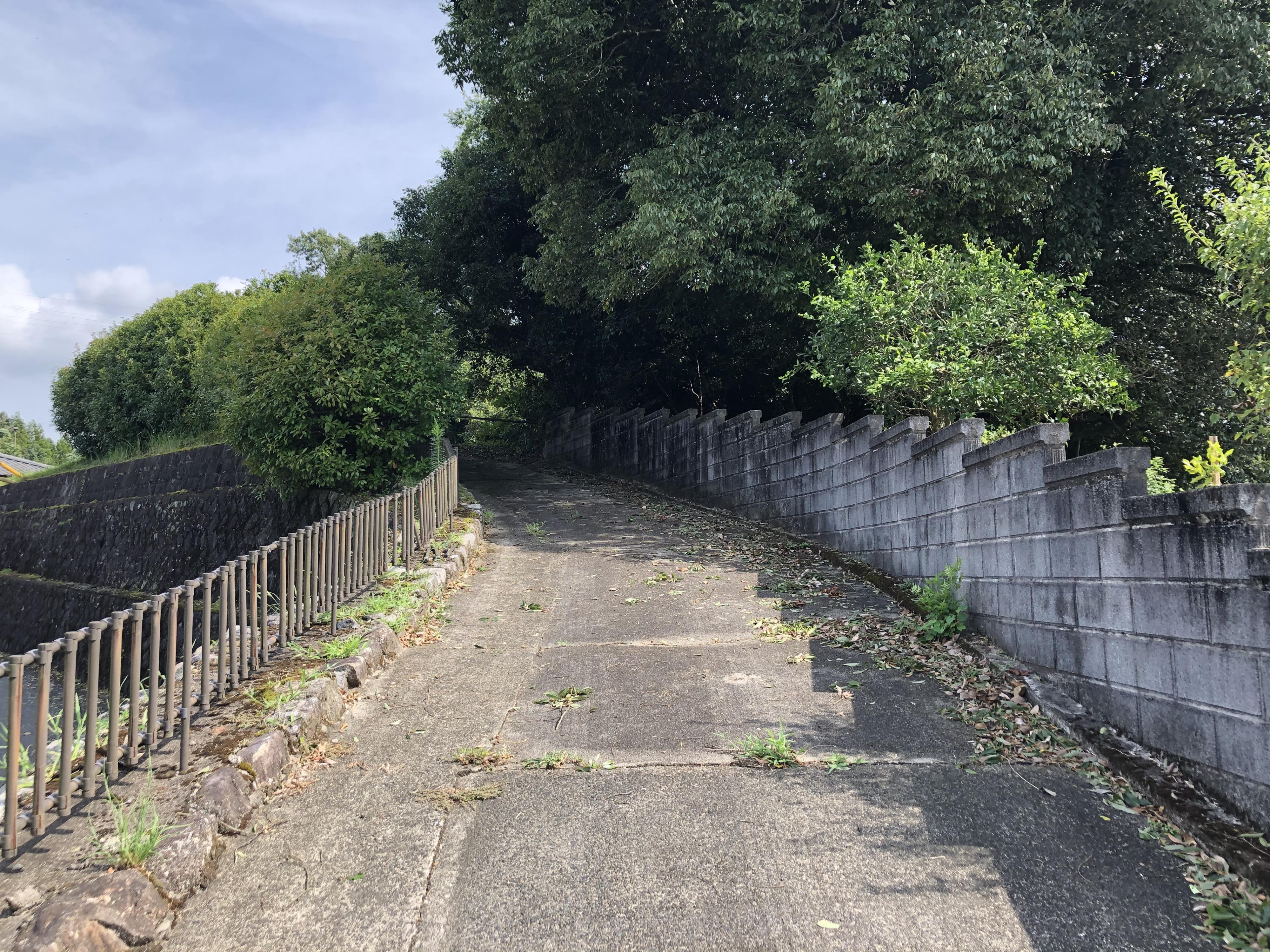※敷地内に専用道路（坂道）有