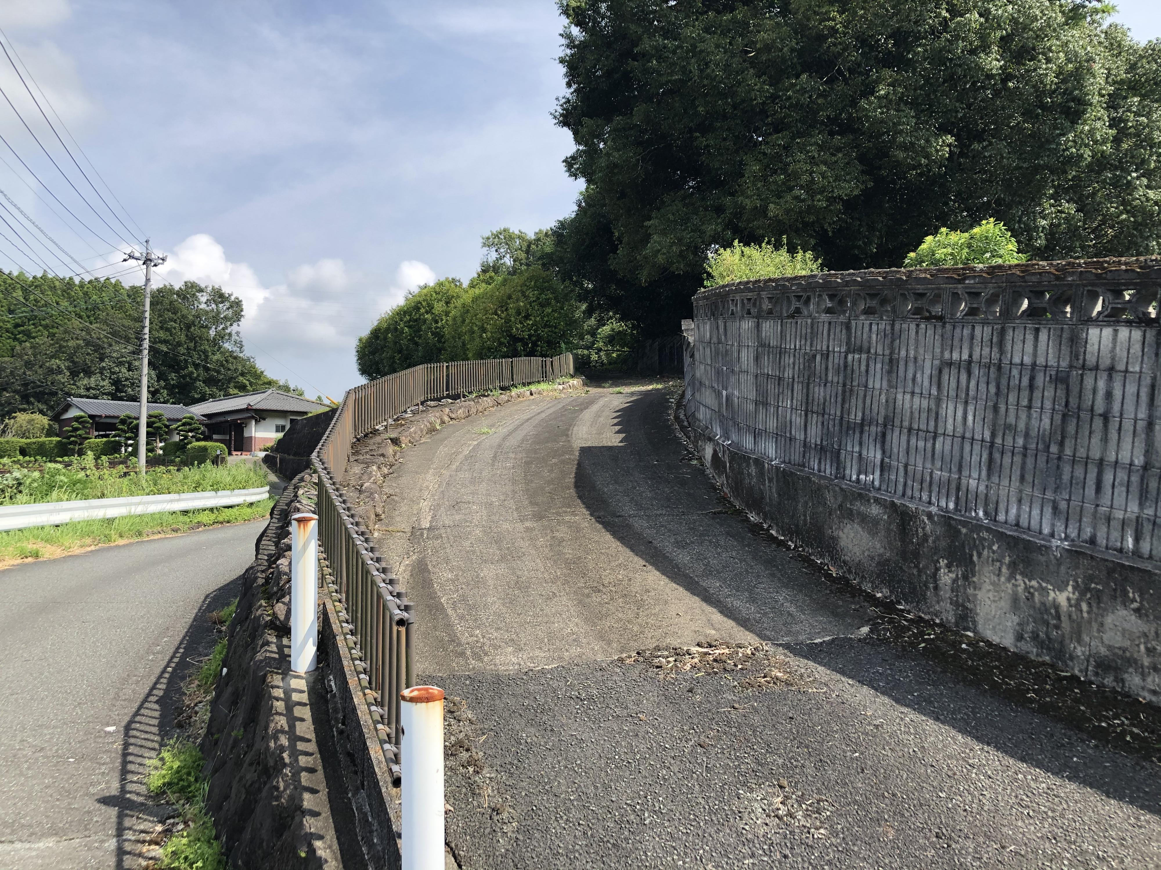 ※敷地内に専用道路（坂道）有